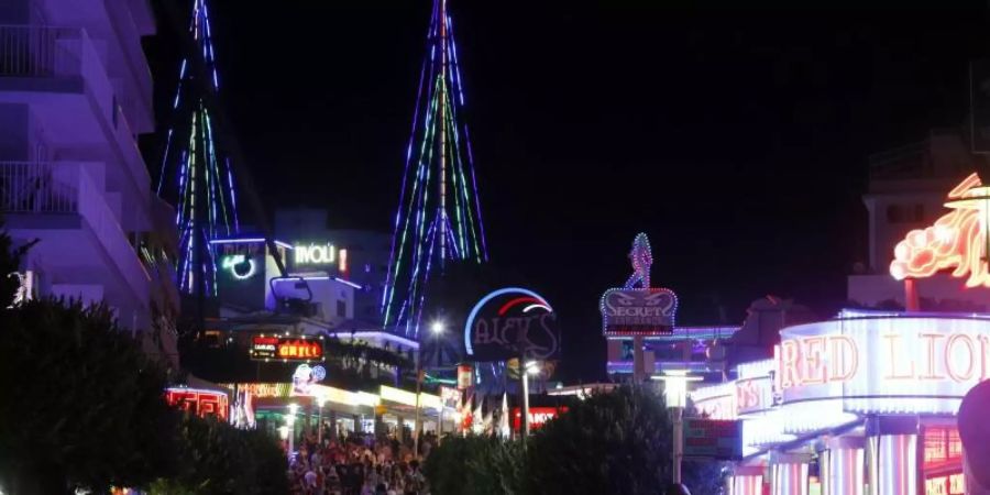 Clubs, Discos und Nachtlokale auf Mallorca und den anderen Baleareninseln dürfen ab dem 8. Oktober wieder ihre Tanzflächen öffnen. Foto: Clara Margais/dpa