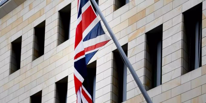 Die Bundesanwaltschaft hat einen Mitarbeiter der britischen Botschaft in Berlin festnehmen lassen, weil er einem russischen Geheimdienst gegen Geld Dokumente verschafft haben soll. Foto: Britta Pedersen/dpa-Zentralbild/dpa Die Bundesanwaltschaft hat einen Mitarbeiter der britischen Botschaft in Berlin festnehmen lassen, weil er einem russischen Geheimdienst gegen Geld Dokumente verschafft haben soll. Foto: Britta Pedersen/dpa-Zentralbild/dpa
