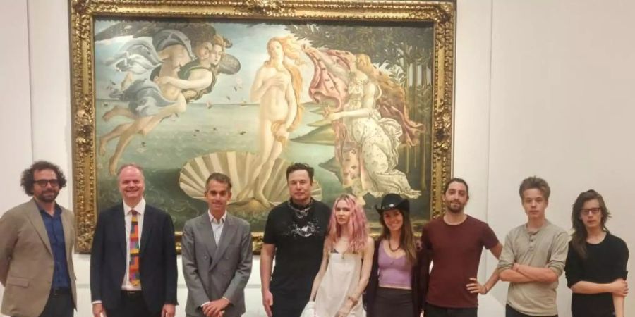 Gruppenbild vor Botticellis «Venus»: Elon Musk mit seiner Familie in den Uffizien. Von Museumsdirektor Eike Schmidt (Zweiter von links) gab es eine Privatführung.