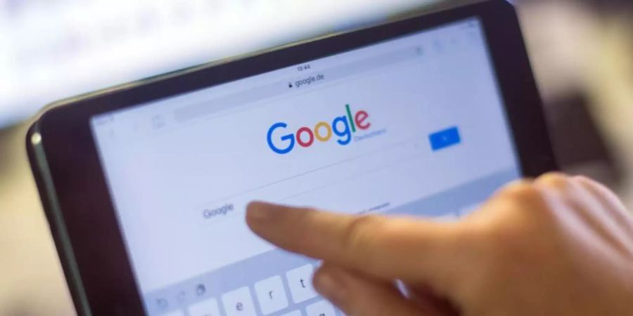 Ein Finger zeigt auf die Google-Suche auf einem iPad. Foto: Lukas Schulze/dpa
