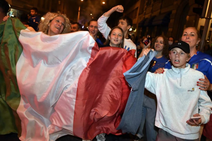 Fans mit Italien-Shirts und Italien-Fahnen feiern in Zürich den Titel an der Euro 2020.