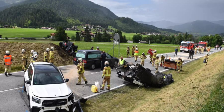 Fünf deutsche Verletzte bei schwerem Verkehrsunfall in Tirol