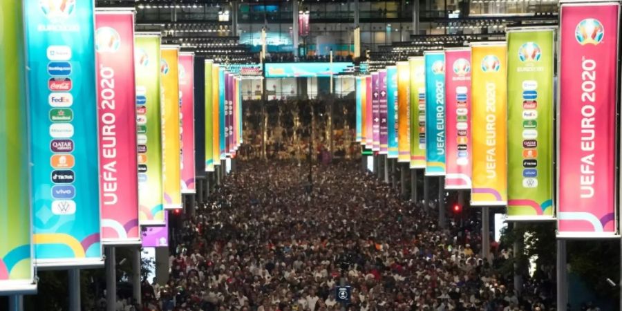 Zuschauermassen vor dem Wembley-Stadion