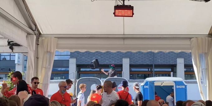 Nachdem im Public Viewing niemand mehr Platz hatte, kletterten einige Fans einfach über die Schranken. Überfülltes Zelt: Im Public Viewing hat niemand mehr Platz.