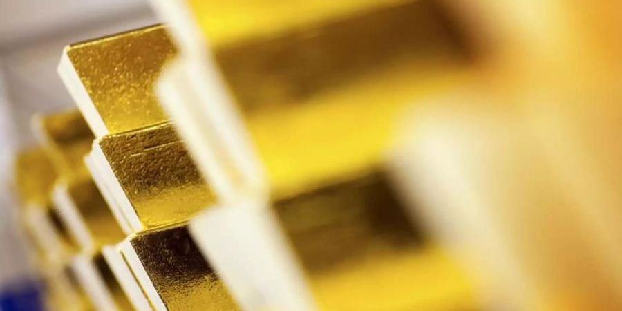Goldbarren lagern in einem Tresor der Deutschen Börse AG. Foto: Frank Rumpenhorst/dpa/Archivbild