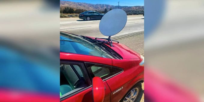 Quasi auf Anweisung von Elon Musk montierte der Fahrer die Starlink-Antenne auf seinem Auto. Elon Musk Starlink Antenne