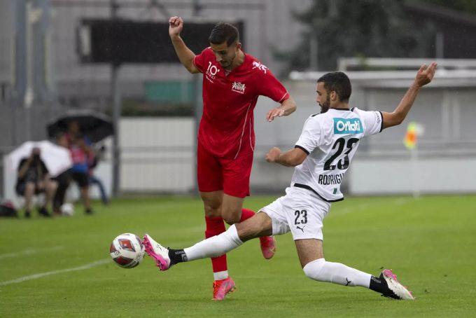 Zachary Hadji (Stade Lausanne-Ouchy) gegen Miguel Rodrigues (Yverdon Sport) in der Challenge League. Challenge League Lausanne-Ouchy Yverdon