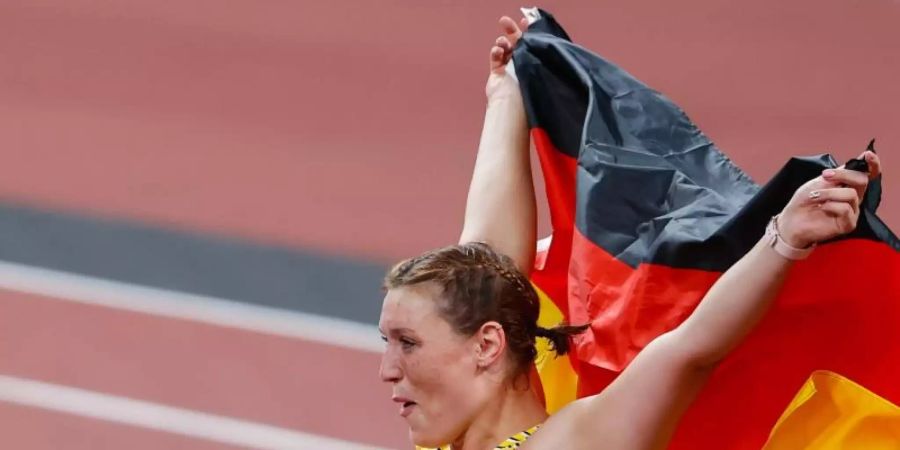 Mit der deutschen Fahne feiert Diskuswerferin Kristin Pudenz ihren zweiten Platz. Foto: Oliver Weiken/dpa