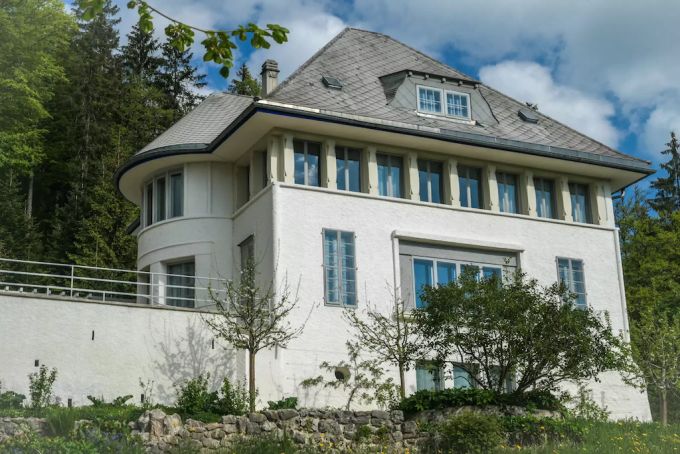 Für seine Eltern baute Charles-Édouard Jeanneret-Gris dieses weisse Haus. Er nannte sich später Le Corbusier. Weisses Haus