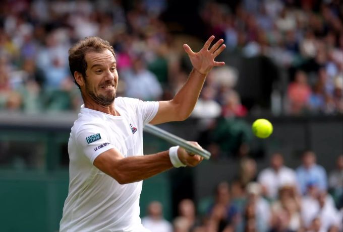 Richard Gasquet in Aktion gegen Roger Federer im Zweitrundenspiel in Wimbledon 2021. Richard Gasquet