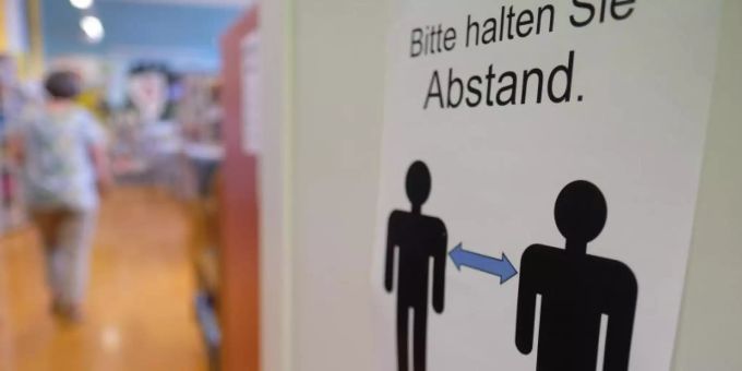 Daher halten gewisse Skeptiker nun Abstand von frisch Geimpften. Foto: Sebastian Willnow/dpa-Zentralbild/dpa Coronavirus