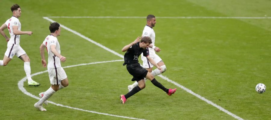 Müller vergibt gegen England eine Hundertprozentige.