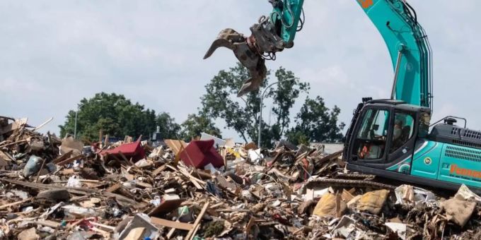 Was von der Flut blieb: Ein Bagger im nordrhein-westfälischen Swisttal auf einem riesigen Müllberg. Foto: Marius Becker/dpa Was von der Flut blieb: Ein Bagger im nordrhein-westfälischen Swisttal auf einem riesigen Müllberg. Foto: Marius Becker/dpa
