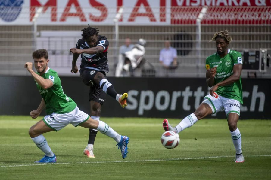 Lugano-Stürmer Asumah Abubakar (m.) schiesst auf das Tor der Gäste.