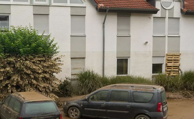 An das Rollo dieses verbarrikadierte Fenster klammerte sich der Mann gemäss der Nachbarin vier Stunden lang, bevor er gerettet werden konnte. Gut zu sehen auch an der Hauswand und dem Busch, wie hoch das Wasser stand. Unwetter rheinland pfalz