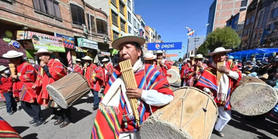 Tanzgruppen in den Strassen von El Alto