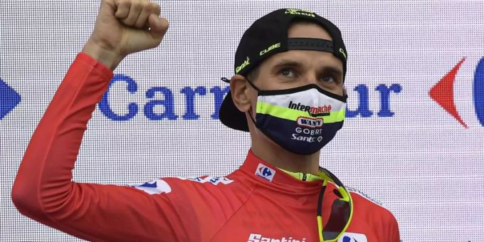 Etappensieger Rein Taaramäe aus Estland vom Team Intermarche-Wanty-Gobert Materiaux jubelt im Roten Trikot. vuelta