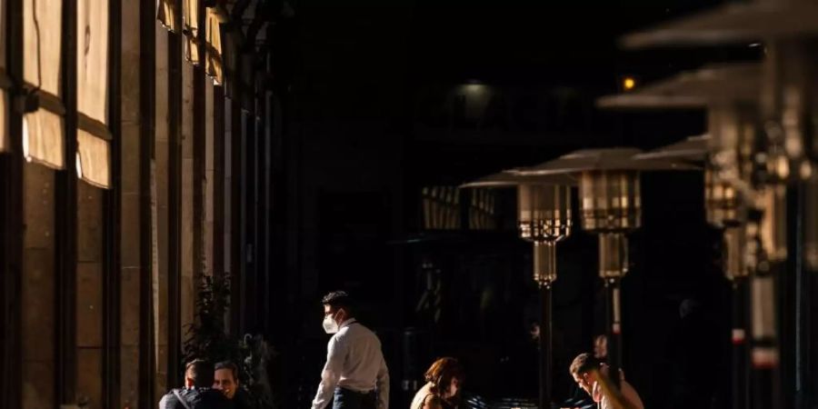 Menschen sitzen in einem wiedereröffneten Restaurant in Barcelona. Die Lage im Corona-Hochinzidenzgebiet Spanien bessert sich. Foto: Joan Gosa/XinHua/dpa