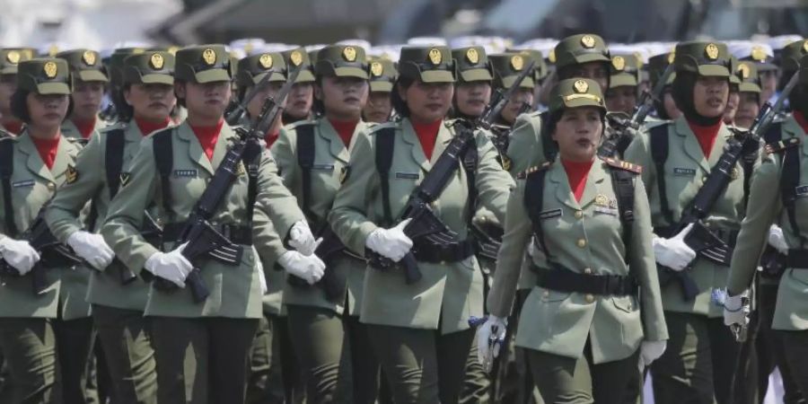 Soldatinnen der indonesischen Armee marschieren während einer Parade anlässlich des 74. Jahrestages der indonesischen Streitkräfte. Foto: Tatan Syuflana/AP/dpa