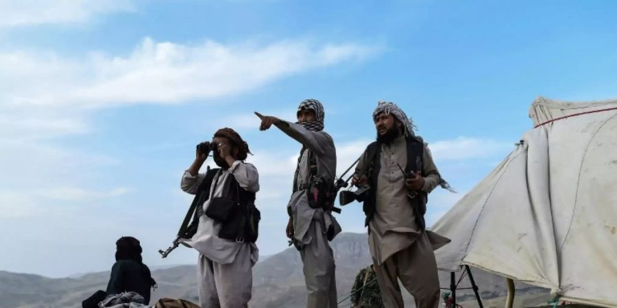 Milizionäre halten Ausschau nach Taliban-Kämpfern