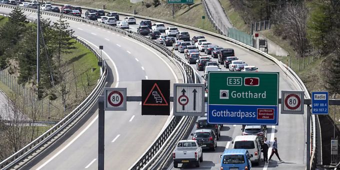 Lange Wartezeiten vor dem Gotthard auch am Montag. (Archivbild) Lange Wartezeiten vor dem Gotthard auch am Montag. (Archivbild)