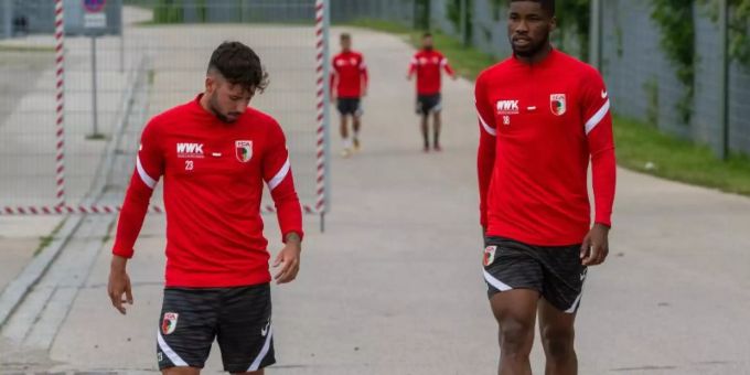 Kevin Danso (r) steht noch bis 2024 beim FC Augsburg unter Vertrag. Foto: Stefan Puchner/dpa Kevin Danso (r) steht noch bis 2024 beim FC Augsburg unter Vertrag. Foto: Stefan Puchner/dpa