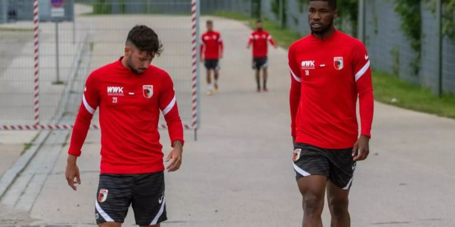 Kevin Danso (r) steht noch bis 2024 beim FC Augsburg unter Vertrag. Foto: Stefan Puchner/dpa