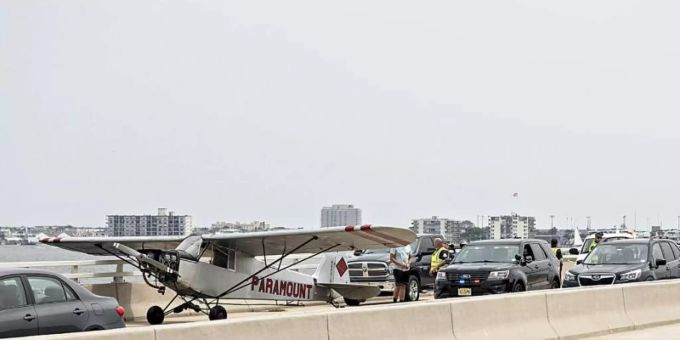 Rettungskräfte im Gespräch mit dem Piloten, der notgelandet ist. notlandung