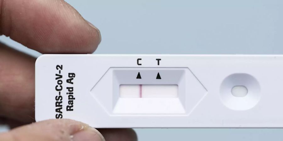 Der Coronavirus Antigen-Selbsttest von Roche erkennt gemäss einer Studie unter realen Bedingungen nur zwei von drei Infizierten. (Themenbild)