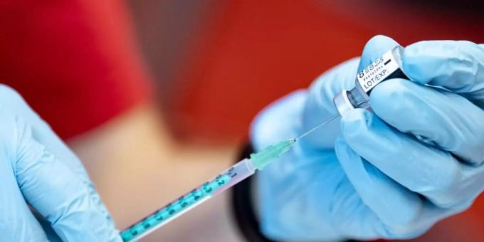 Auch wenn sich geimpfte Menschen mit dem Coronavirus infizieren, hilft die Spritze dennoch. Foto: Fabian Sommer/dpa/Archivbild Auch wenn sich geimpfte Menschen mit dem Coronavirus infizieren, hilft die Spritze dennoch. Foto: Fabian Sommer/dpa/Archivbild