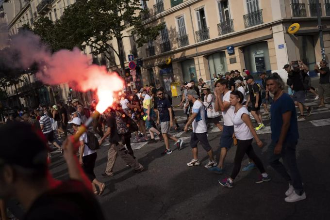 Demonstranten marschieren Anfang August durch Marseille. Virus Outbreak France Protests
