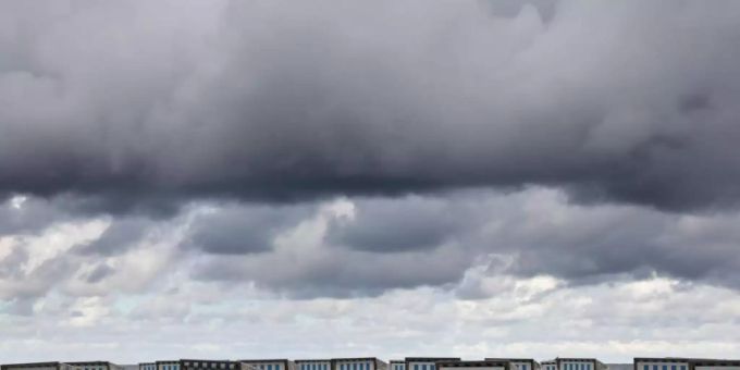 Dunkle Wolken ziehen über den Ostseestrand von Warnemünde. Sommerliches Wetter ist vorerst nicht in Sicht. Foto: Bernd Wüstneck/dpa-Zentralbild/dpa Dunkle Wolken ziehen über den Ostseestrand von Warnemünde. Sommerliches Wetter ist vorerst nicht in Sicht. Foto: Bernd Wüstneck/dpa-Zentralbild/dpa