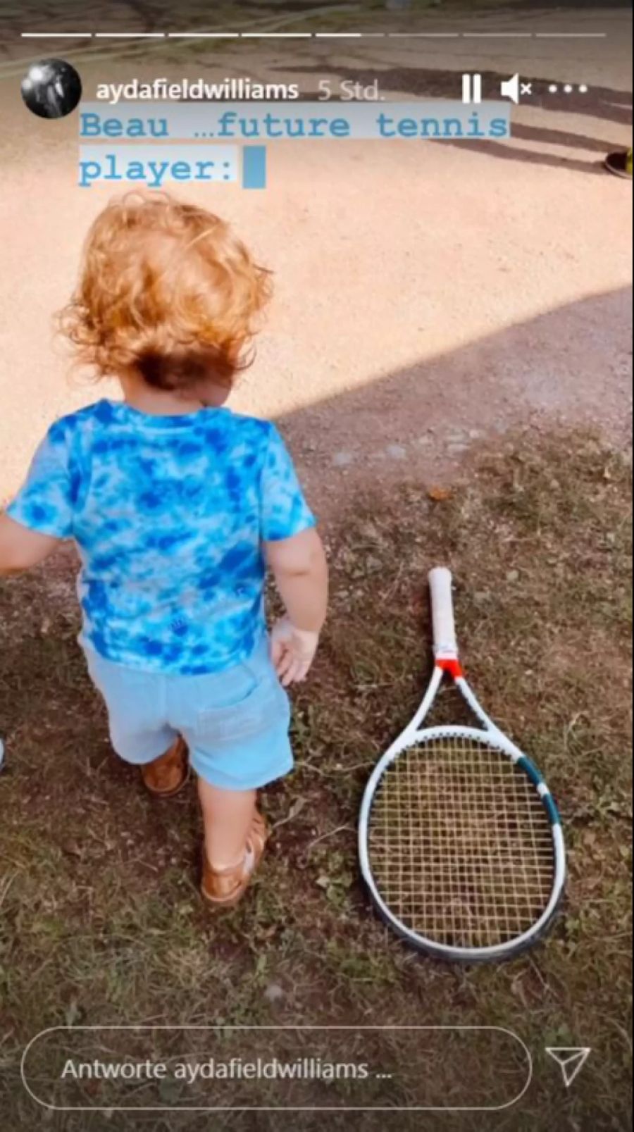 Der kleine Beau spielt draussen vor der Genfer Villa.