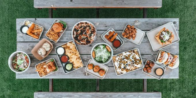 Zu einem Grillabend gehören schmackhafte Beilagen. Grill-Picknick
