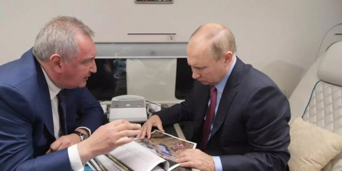 Wladimir Putin informiert sich über die Bauarbeiten an dem Weltraumbahnhof Wostotschny. Foto: Ilya Filatov/Pool Sputnik Kremlin/AP/dpa Wladimir Putin informiert sich über die Bauarbeiten an dem Weltraumbahnhof Wostotschny. Foto: Ilya Filatov/Pool Sputnik Kremlin/AP/dpa