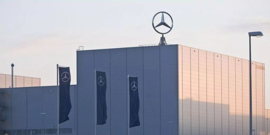 Im Mercedes-Werk im ungarischen  Kecskemét (Bild) bleibt die Produktion weitehrin ganz ausgesetzt. (Archivbild)