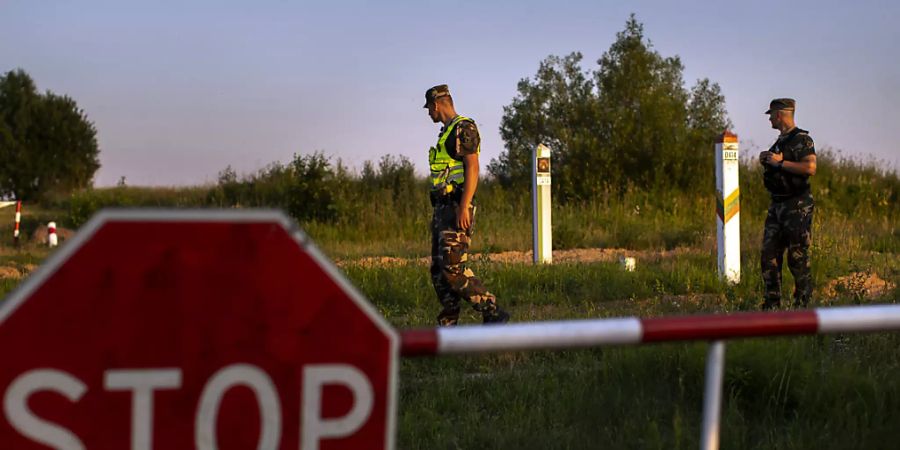 ARCHIV - Illustration: Mitglieder des litauischen Grenzschutzdienstes patrouillieren an der Grenze zu Belarus. Foto: Mindaugas Kulbis/AP/dpa