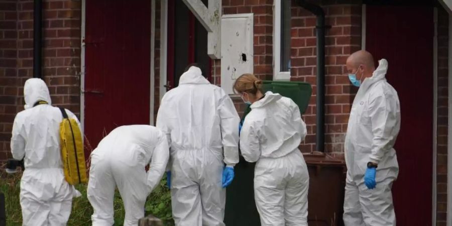 Beamte der Spurensicherung am Einsatzort. Foto: Ben Birchall/PA Wire/dpa