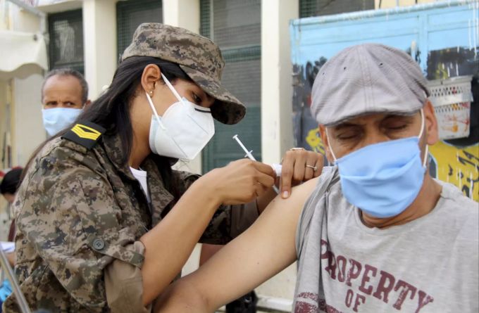 Ein Mann wird in Tunis gegen das Coronavirus geimpft. Tunis