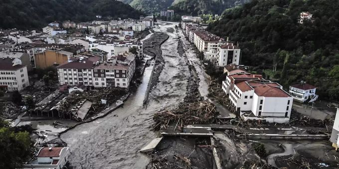 Ein Luftbild zeigt zerstörte Gebäude nach Überschwemmungen und Schlammlawinen in Bozkurt. In der türkischen Schwarzmeerregion sind laut der Katastrophenbehörde Afad 27 Menschen in Zusammenhang mit Überschwemmungen in der Region getötet worden. Foto: Ismail Coskun/IHA/AP/dpa Ein Luftbild zeigt zerstörte Gebäude nach Überschwemmungen und Schlammlawinen in Bozkurt. In der türkischen Schwarzmeerregion sind laut der Katastrophenbehörde Afad 27 Menschen in Zusammenhang mit Überschwemmungen in der Region getötet worden. Foto: Ismail Coskun/IHA/AP/dpa