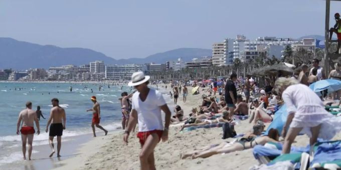 Keine Angst vor Strand-Gedränge: Viele Deutsche zieht es nach dem Corona-Sommer 2020 nach Mallorca. Foto: Clara Margais/dpa Keine Angst vor Strand-Gedränge: Viele Deutsche zieht es nach dem Corona-Sommer 2020 nach Mallorca. Foto: Clara Margais/dpa