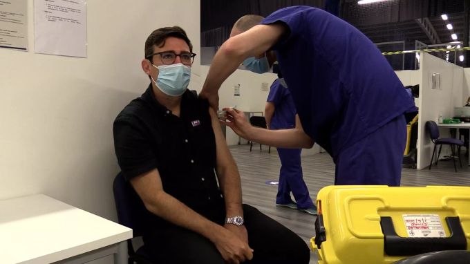 Der Bürgermeister von Greater Manchester, Andy Burnham, erhält seine zweite Dosis der COVID-19-Impfung von AstraZeneca Oxford in der Impfklinik im Etihad Stadium erhält. Coronavirus - Grossbritannien
