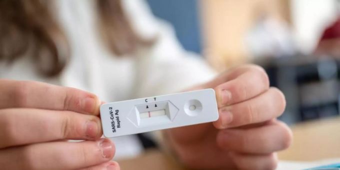 Ein Schülerin zeigt in einer Klasse ihren negativen Corona-Schnelltest. Foto: Sebastian Gollnow/dpa Ein Schülerin zeigt in einer Klasse ihren negativen Corona-Schnelltest. Foto: Sebastian Gollnow/dpa