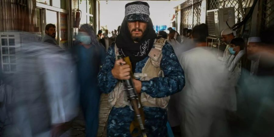 Taliban-Kämpfer steht Wache auf einem Markt