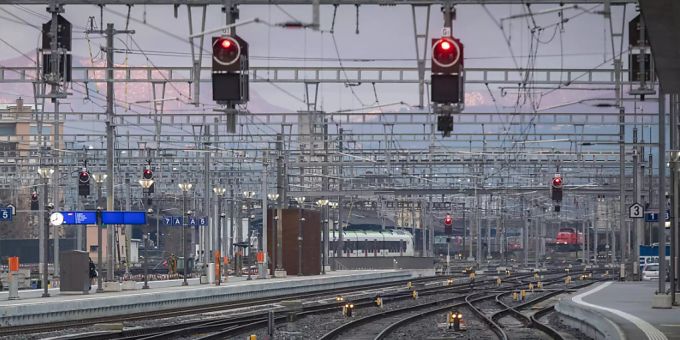 Im Bahnhof Chiasso TI ist am Samstagabend ein unbekannter Mann auf einem Wagendach durch einen Stromschlag schwer verletzt worden. (Archivbild) Im Bahnhof Chiasso TI ist am Samstagabend ein unbekannter Mann auf einem Wagendach durch einen Stromschlag schwer verletzt worden. (Archivbild)