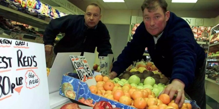 Zeiten ändern sich: Der Lebensmittelhändler Steven Thoburn (r) wurde 2001 zu einer Geldbusse verurteilt, weil er Bananen im Wert von 34 Pence (heute 40 Cent) nicht in Kilogramm angegeben hatte. Foto: Owen Humphreys/PA/epa/dpa