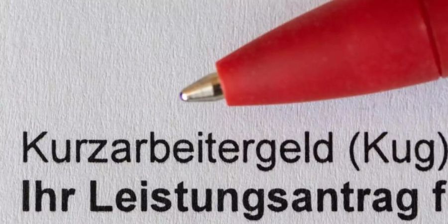 Antrag für Kurzarbeitergeld (Kug): Firmen und Beschäftigte mit Problemen wegen der anhaltenden Corona-Pandemie erhalten weiter erleichterten Zugang zu Kurzarbeit. Foto: Robert Michael/dpa-Zentralbild/dpa