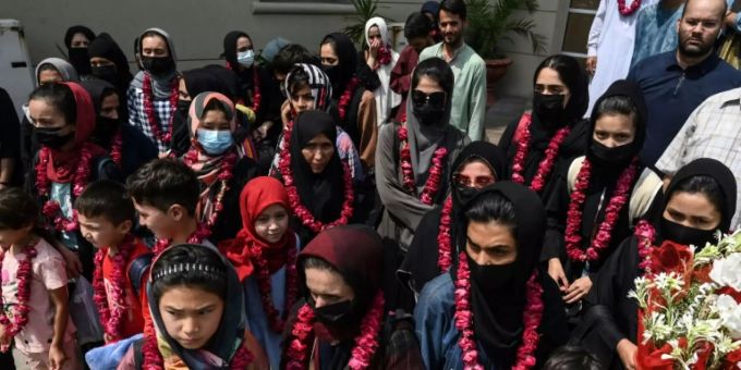 In Lahore wurde das Team mit Blumengirlanden empfangen In Lahore wurde das Team mit Blumengirlanden empfangen