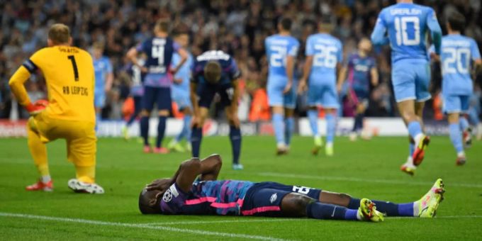 Nordi Mukiele kann es nicht fassen: Sein Eigentor gegen Manchester City sorgt für den frühen Rückstand der Gäste. Manchester City