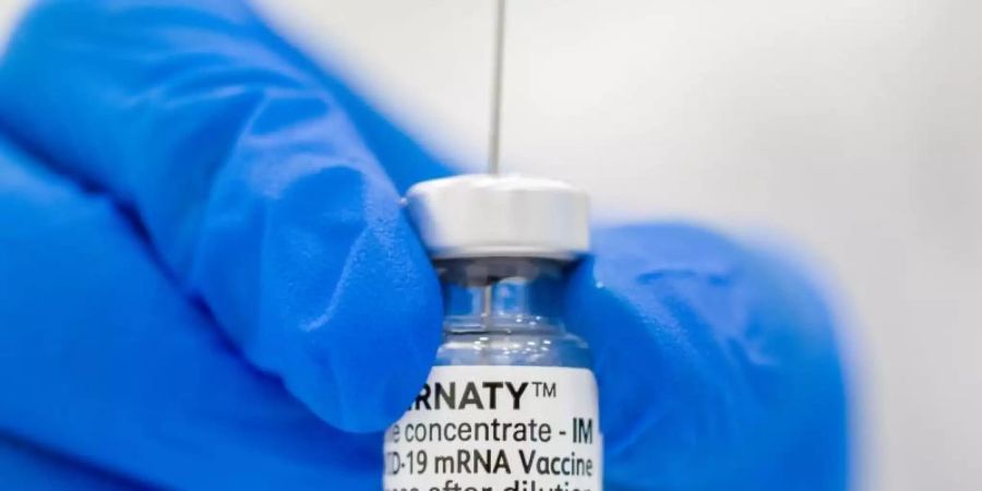 Biontech ist mit der mRNA-Technik für seinen Corona-Impfstoff für den Deutschen Zukunftspreis nominiert. Foto: Daniel Karmann/dpa/Archivbild